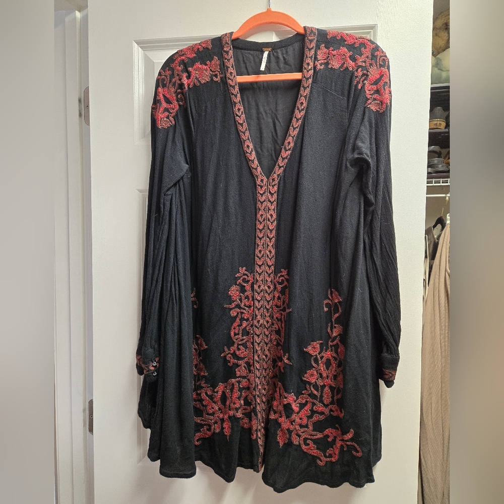 Free People size Small Women’s Black Red Floral Embroidered V-neck Dress